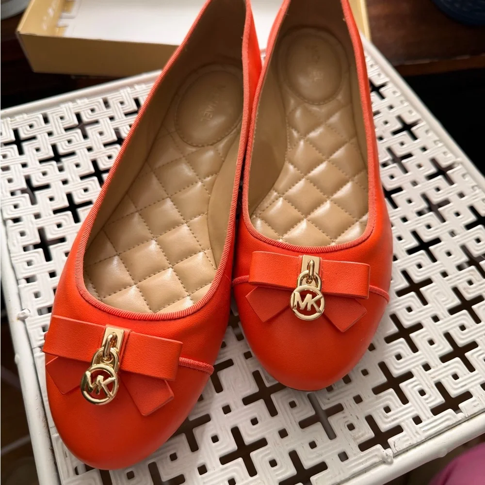 Micheal Kors Honey Ballet Poppy - Picture 2 of 9